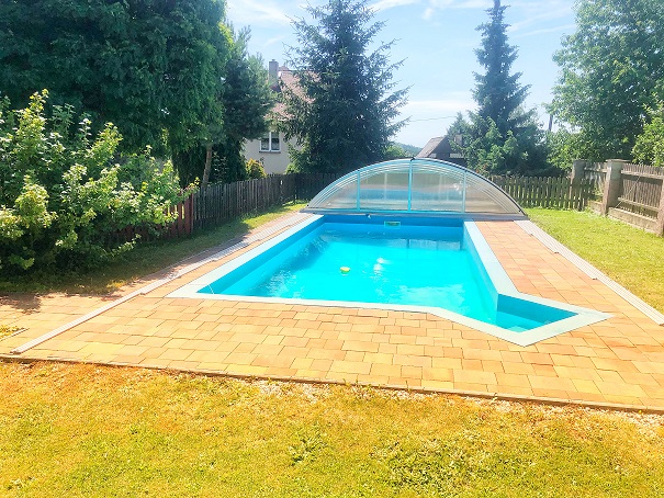 Bazén v areálu Apartmánů Slunečnice